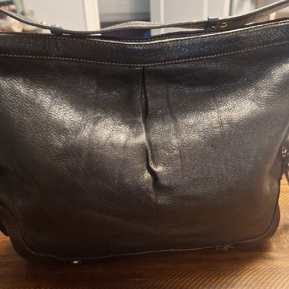 Elegant Black Leather Shoulder Bag - Picture 2 of 12